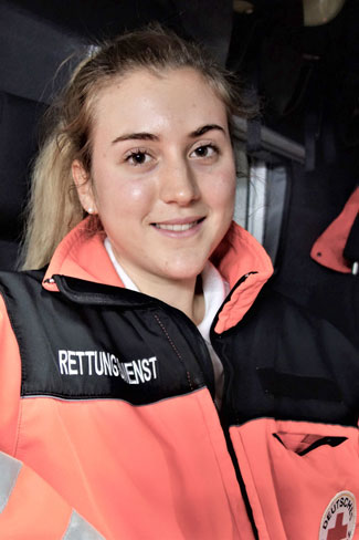 Das Foto zeigt Johanna in Rettungsdienstkleidung