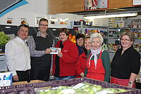 Das Foto zeigt Martin Schmidt, Stephan Bartlsperger, Heike Wessel und einige Tafelmitarbeiterinnen bei der Scheckübergabe