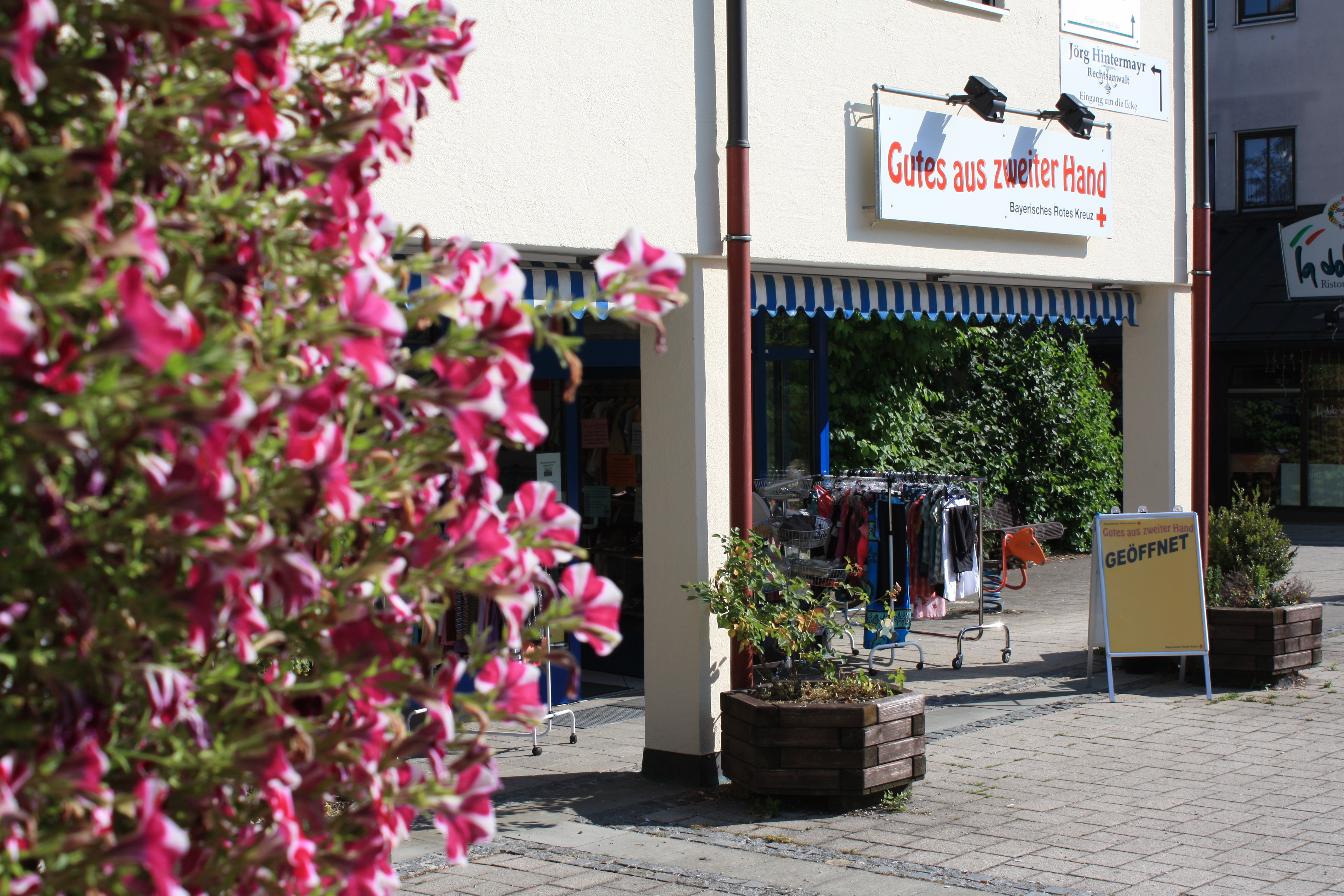 Foto zeigt Kleiderladen von außen