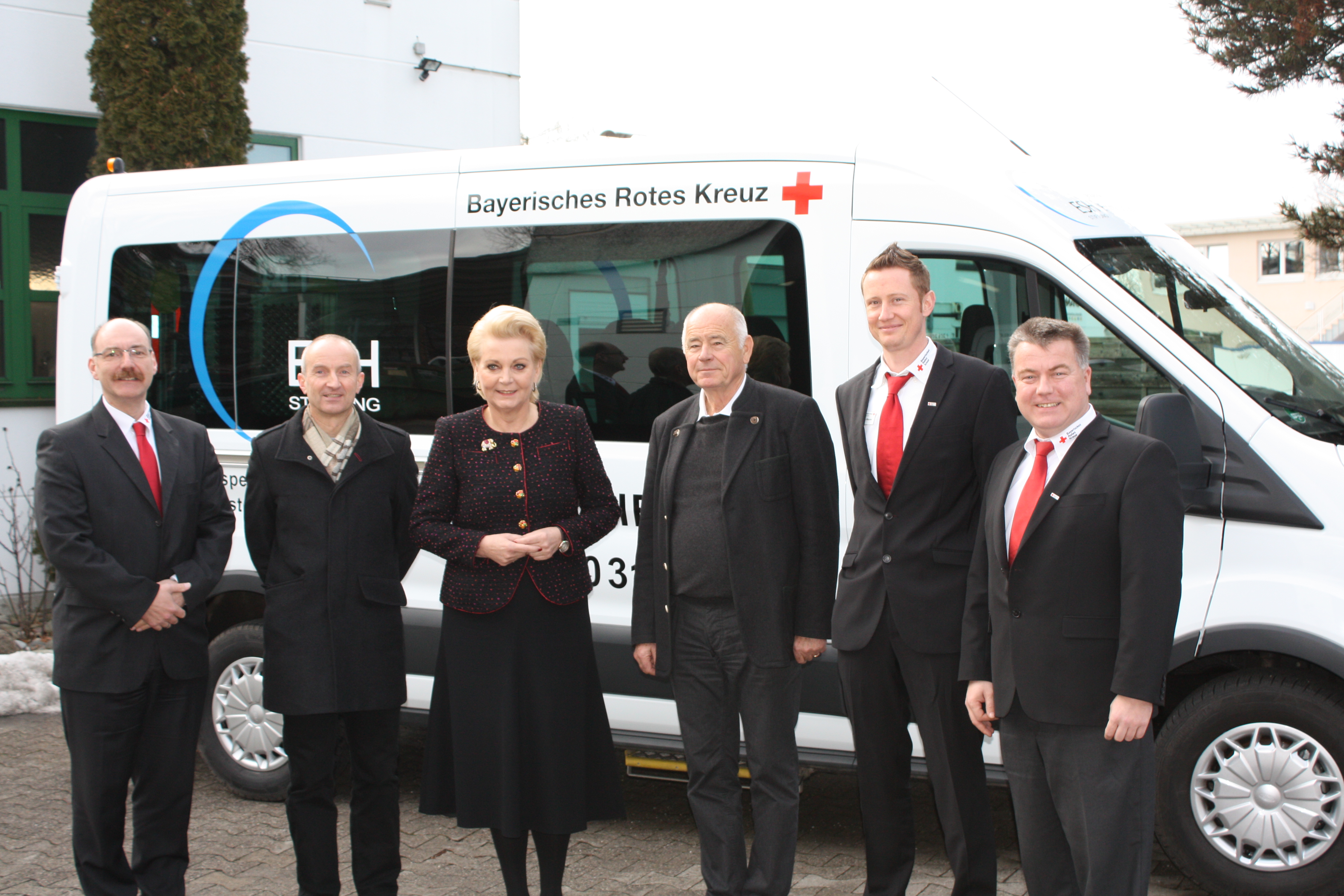 Foto zeigt die Vertreter der Emmy Schuster-Holzammer-Stiftung und der Roten Kreuzes vor dem neuen Fahrzeug