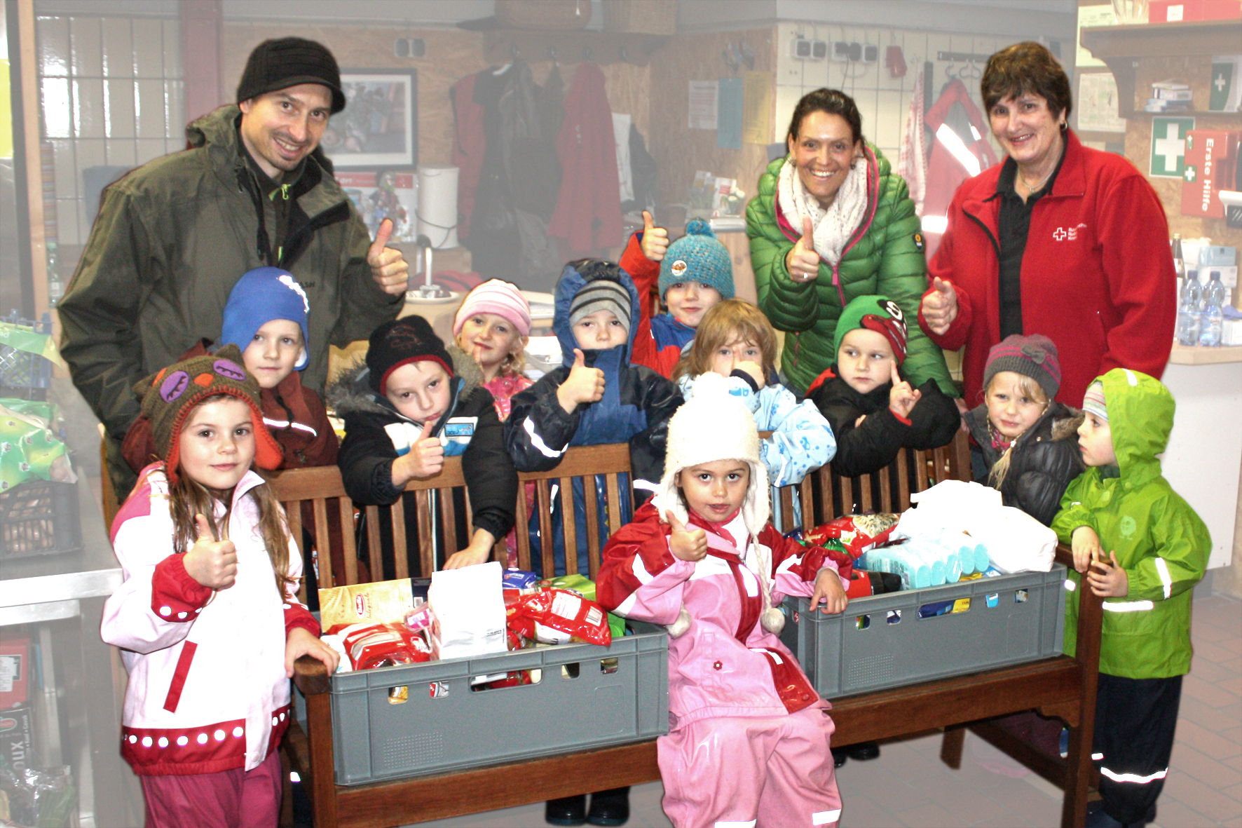 Das Fotos zeigt einige Kinder des Kindergartens mit Michael Wanger vom Elternbeirat, Maria Holzinger, Kindergartenleiterin und Heike Wessel von der Raublinger Tafel