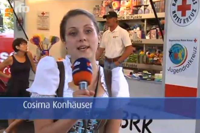 Reporterin des RFO berichtet über den Glückshafen des BRK-Kreisverbandes Rosenheim.