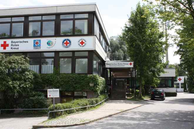 Bild zeigt Verwaltungsgebäude der BRK-Kreisgeschäftsstelle in der Tegernseestraße 5 in Rosenheim.