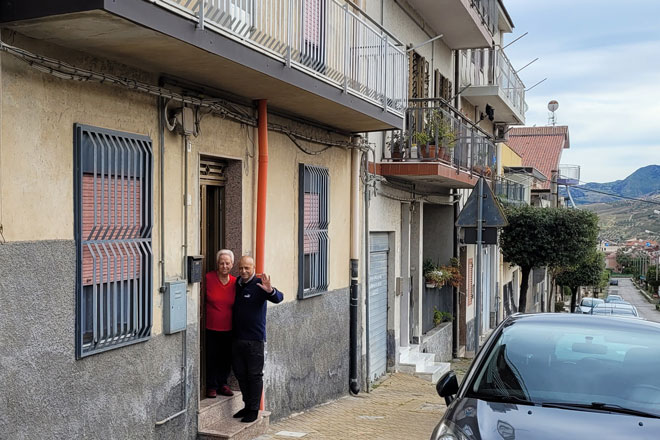 Das Foto zeigt Vito mit seiner Mama an der Eingangstür zu deren Haus.
