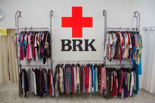Das Bild zeigt das Brk-Logo und um das Logo viele Kleidungsstücke.