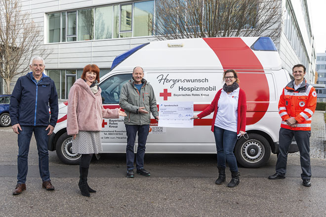 Bild zeigt die Vertreter der ArianeGroup und des Roten Kreuzes