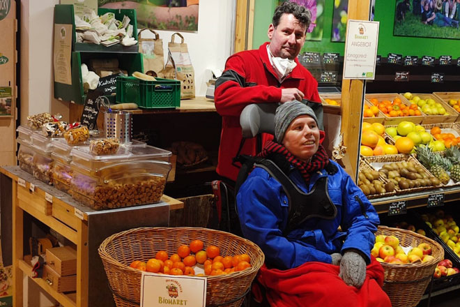 Das Bild zeigt Bernhard mit einem Helfer im Bio-Markt