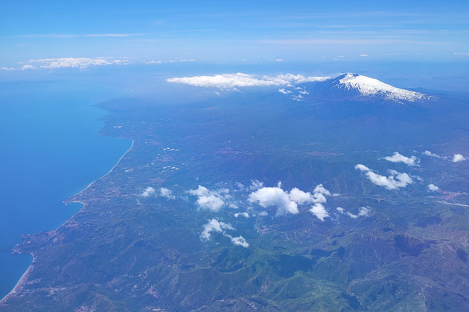 Das Bild zeigt den Ätna auf Sizilien von oben beim Anflug